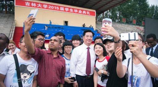 潜心科学事业的李元元院士