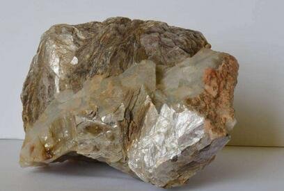 高性能仿贝壳云母薄膜让电子器件“柔软透明”