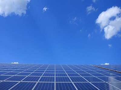 8家光伏玻璃上市企业2022年报看完，我们发现了一个问题……