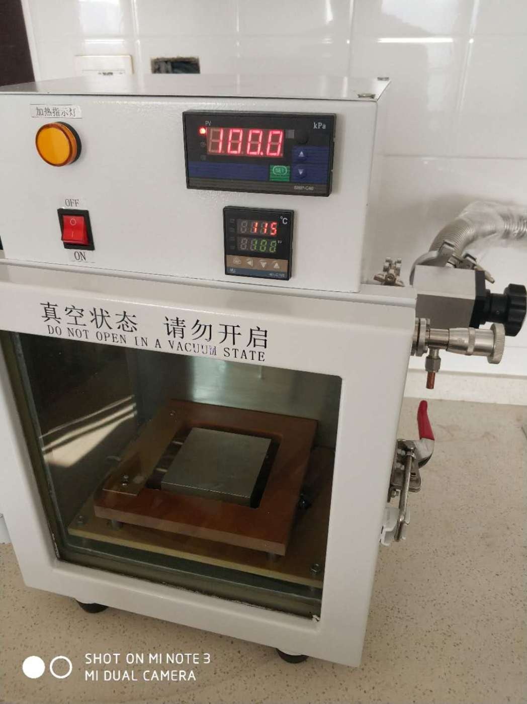 加热真空试验箱的图片
