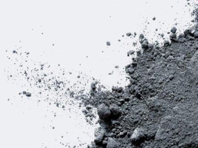 扩产与退场：磷酸铁锂行业的生存悖论