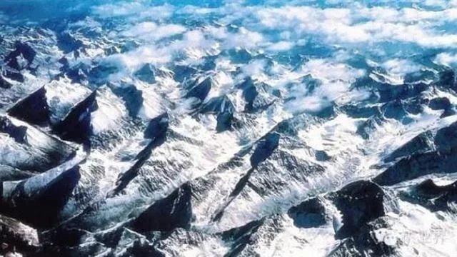 喜马拉雅山脉下藏有锑矿、云母等有色矿产资源