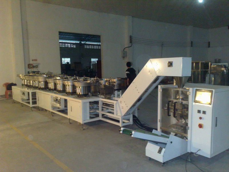 全自动五金配件包装机组合的图片