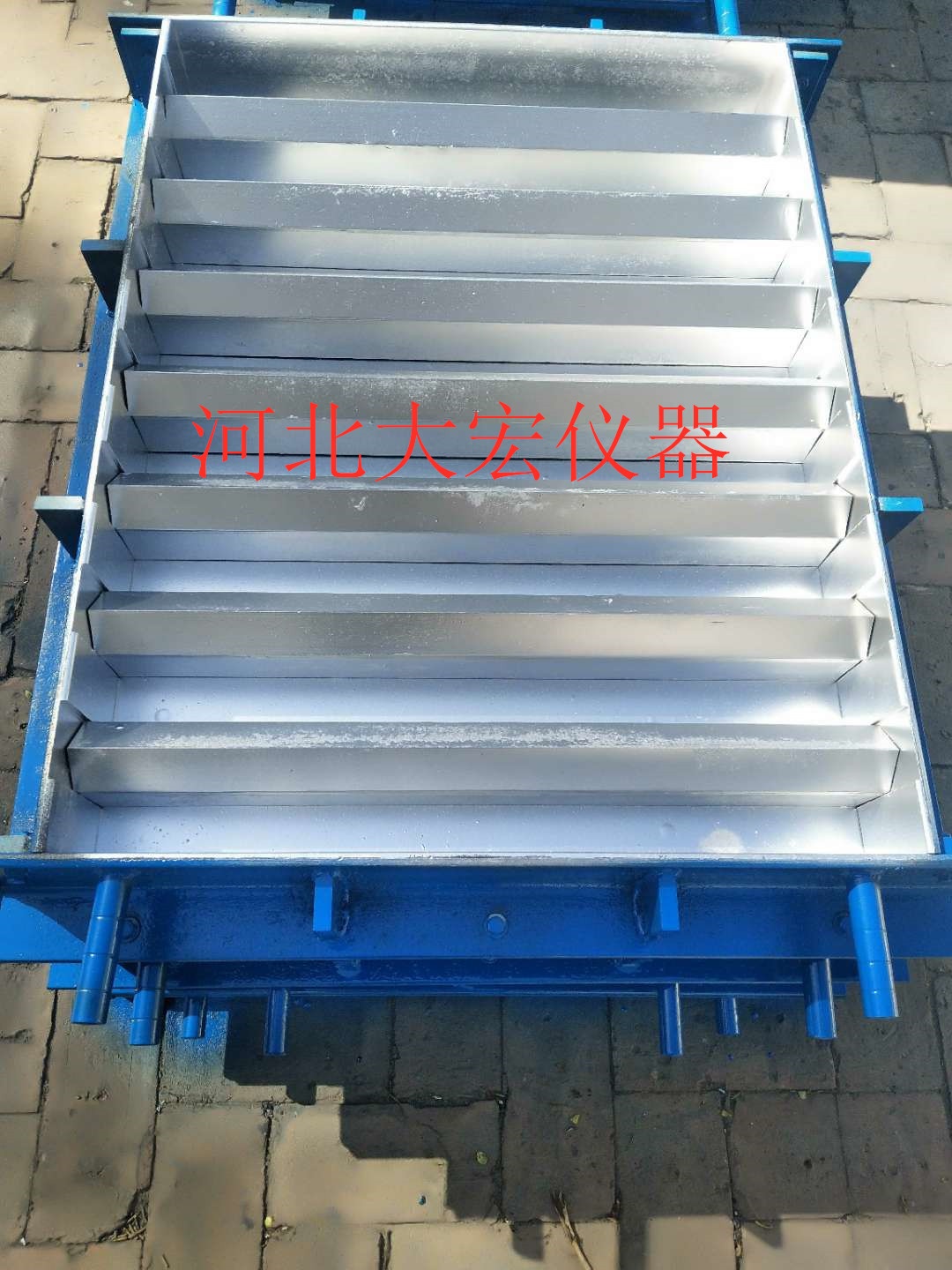 混凝土早期抗裂试验装置的图片