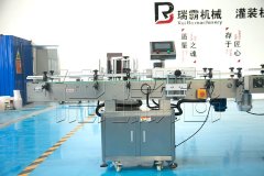 全自动四头酱料灌装线的图片