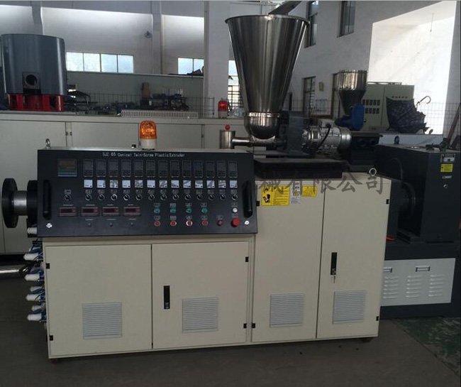 双螺杆挤出机的图片