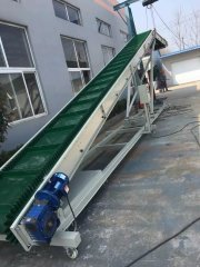 爬坡裙边挡板皮带输送机的图片