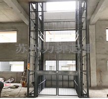 导轨式提升机的图片