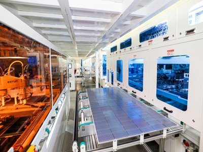 通威太阳能25GW光伏项目首片组件下线