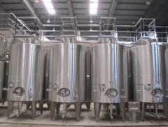 不锈钢葡萄酒储罐的图片