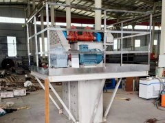 不锈钢板链提升机的图片