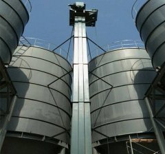 往复式垂直提升机的图片