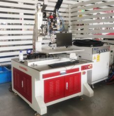 机器人激光焊接平台的图片