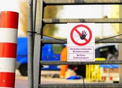 人孔保护标志的图片