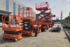 履带式升降平台自行式升降机的图片