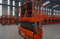 全自行式升降机平台的图片