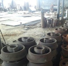 翻斗式矿车轮子的图片