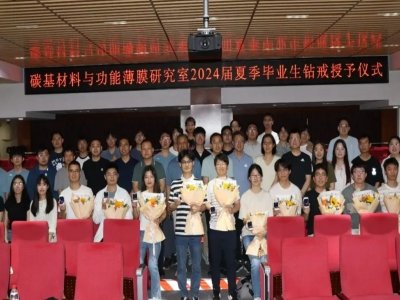 太硬核了！毕业发钻戒，还每人2颗？哪个学校干的？