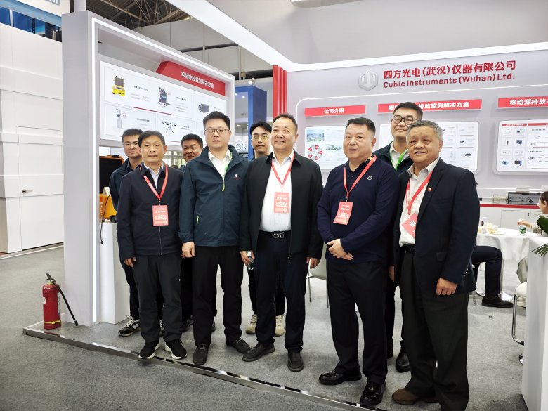 湖北省环境保护产业协会会长到访四方仪器展台交流(1).png