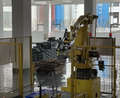 爬坡压包输送机的图片