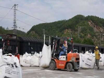 老板羡慕坏了！这里的萤石坐上了火车，单列运费节省50万元左右 